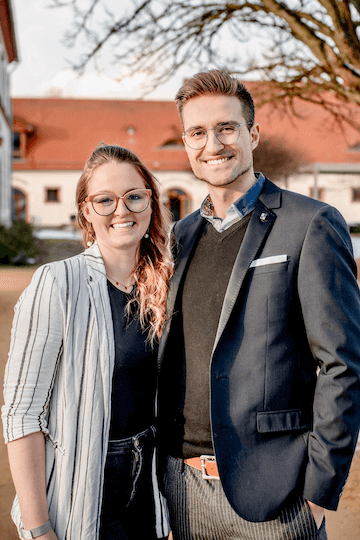 Hochzeitsfilm Dresden | Lilly und Robin, die beiden Hochzeitsvideografen von Manoora, während einer Hochzeitsmesse im Hotel und Kloster Nimbschen.