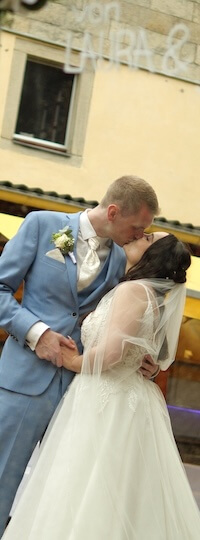 Hochzeitsfilm Dresden Jugendgaestehaus Pirna Liebethal Brautpaar kuesst sich vor Spiegel