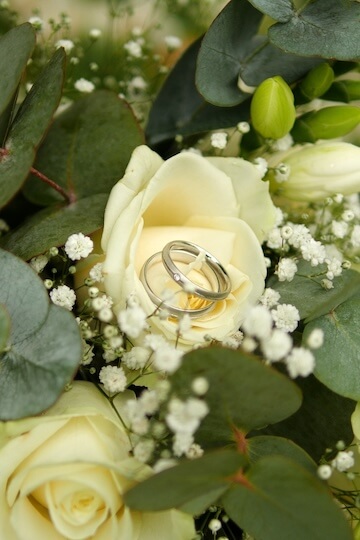 Die Eheringe des Brautpaares werden im Brautstrauß in Szene gesetzt.